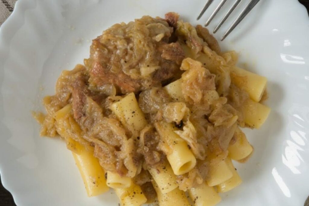 pasta condita con genovese napoletana