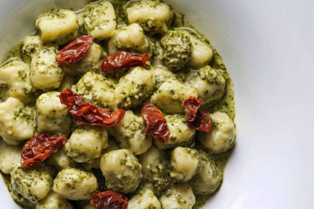 gnocchi al pesto e pomodorini secchi