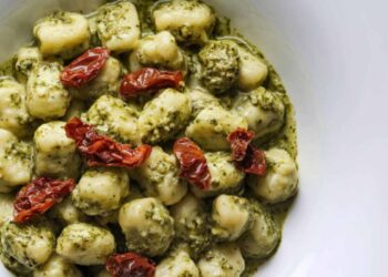 gnocchi al pesto e pomodorini secchi