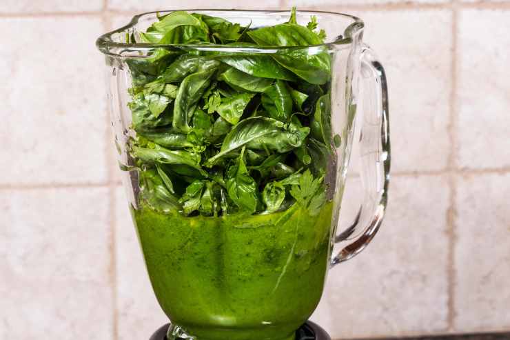 Aggiungi anche le mandorle sgusciate, un filo d’olio evo ed una grattata di pepe e mescola fino ad ottenere una crema. Incorpora la ricotta e frulla di nuovo, in modo da ricavare una consistenza bella liscia e cremosa.