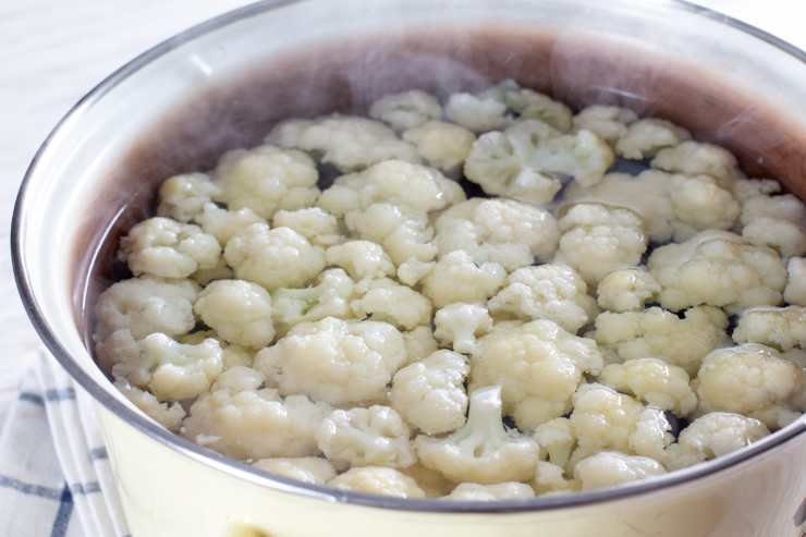 Pulisci il cavolfiore eliminando gambo e foglie e ricava le cimette. Sbollentale in acqua salata per 5-10 minuti e, quando saranno cotte ma ancora croccanti, scolale, passale sotto l’acqua fredda e tienile da parte.