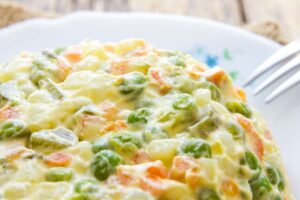 piatto di insalata russa