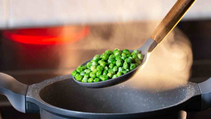 Pelate patate e carote e tagliatele a cubetti regolari. Lessatele in acqua leggermente salata per circa 10/12 minuti, finché risultano tenere, ma ancora compatte. Negli ultimi 3 minuti aggiungete anche i piselli, quindi scolate tutto insieme e lasciate raffreddare completamente.