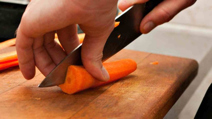 Dedicatevi ora alla preparazione della maionese: in un bicchiere alto mettete l’uovo, l’olio di semi, un pizzico di sale e qualche goccia di succo di limone. Inserite il frullatore ad immersione fino in fondo e frullate senza muoverlo per alcuni secondi, poi sollevatelo lentamente fino ad ottenere una maionese liscia. Aggiungete lo yogurt greco e frullate ancora brevemente in modo da realizzare una crema chiara, morbida e delicata. Assaggiate e regolate di sale e limone secondo il vostro gusto