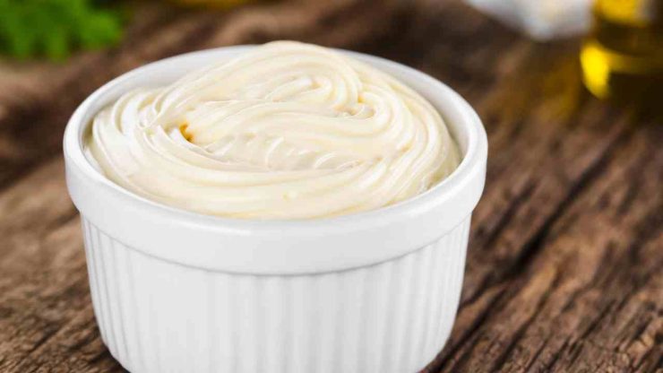 Trasferite le verdure ormai fredde in una ciotola capiente: aggiungete prima il prosciutto cotto a cubetti, poi la maionese light poco alla volta e mescolate piano per non rompere i cubetti di verdure, ottenendo una consistenza abbastanza compatta. Coprite la ciotola con la pellicola per alimenti e lasciate riposare in frigorifero almeno mezz’ora prima di servire, così i sapori si amalgamano e si arricchiscono. Servitela e gustatela!