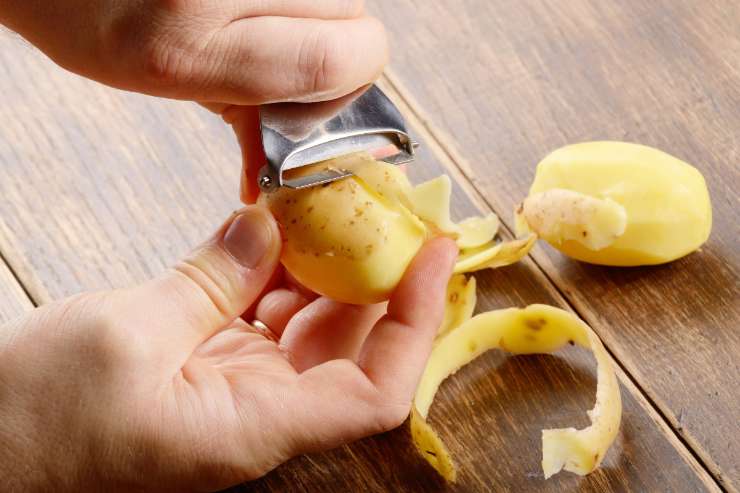 Comincia a pelare le patate e poi tagliale a dadini piccoli, tutti della stessa dimensione. Dopodiché, pulisci le carote e taglia anche quelle a cubetti. Metti quindi a bollire una pentola d’acqua salata e, una volta raggiunto il punto di bollore, cuoci i piselli per 5 minuti se sono freschi. Se sono surgelati segui i tempi indicati sulla confezione. Una volta pronti, scolali e nella stessa acqua cuoci prima le patate e poi le carote, entrambe per 6-8 minuti.