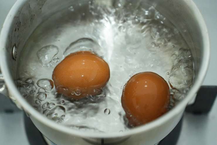 Scola le verdure e prepara le uova sode mettendole in un pentolino con l’acqua fredda e calcolando 8 minuti dal bollore. Quando saranno pronte, scolale, lasciale raffreddare e poi sgusciale e tagliale a pezzetti. A questo punto, sgocciola il tonno e taglia i cetriolini.