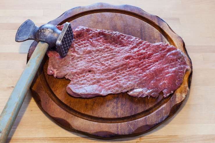 Prendi la carne ed appiattiscila ben bene con il batticarne. Adagia su ciascun pezzo una fetta di scamorza tagliata sottilmente e qualche peperone. Arrotola la carne su se stessa e chiudila a mo’ di involtino con degli stuzzicadenti o un pezzo di spago da cucina.