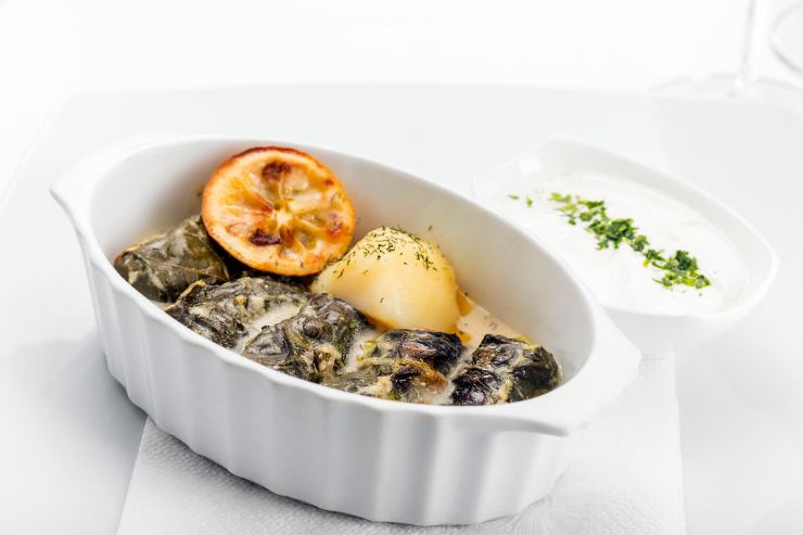 A questo punto, stendi le foglie di cavolo nero e mettici sopra una fetta di prosciutto cotto ed una cucchiaiata di composto di patate e formaggio appena realizzato. Arrotola il tutto, in modo da formare degli involtini e sistemali su una teglia unta con un filo d’olio extravergine d’oliva.