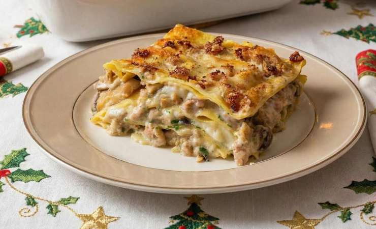 fetta di lasagna salsiccia e funghi