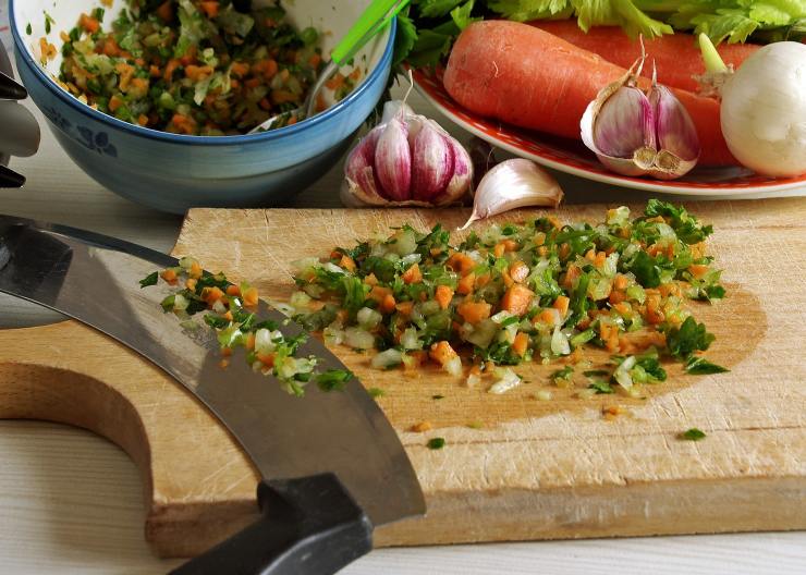 Aggiungete ora le verdure tritate e l’aglio intero, lasciate soffriggere fino a doratura e versate le lenticchie. Coprite con brodo vegetale fino a superarle di circa un dito, aggiungete l’alloro e portate ad ebollizione. Abbassate la fiamma e cuocete lentamente per circa mezz’ora, mescolando ogni tanto.