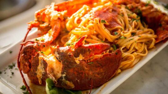 piatto di linguine all'astice