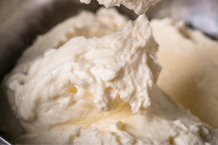 Versa in una scodella il salmone naturale in scatola spezzettato, l’erba cipollina tritata e la robiola. Mescola bene con un cucchiaio ed insaporisci con un pizzico di sale ed una grattata di pepe. Mischia di nuovo e poi prendi uno stampo per plumcake e foderalo con uno strato di pellicola trasparente.