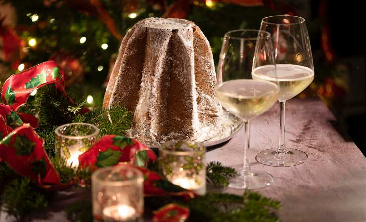 pandoro con bicchieri di vino