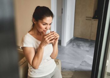 donna che beve tisana