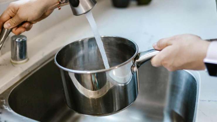 Mettete in una pentola capiente tutte le carni, coprite con acqua fredda, aggiungete cipolla, carota e sedano. Portate a bollore, schiumate quando serve e fate cuocere a fuoco basso per almeno 2 ore. Verso la fine regolate di sale se necessario e lasciate proseguire a fuoco basso. Intanto lavate bene tutte le verdure, eliminate le parti dure e sbollentatele separatamente in acqua leggermente salata per pochi minuti.