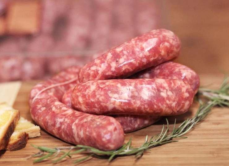 Scolatele e strizzatele bene, poi quando il brodo di carne è pronto, eliminate gli odori ed aggiungete tutte le verdure nella pentola. Proseguite la cottura insieme alla carne per altri 40 minuti circa, mescolando delicatamente di tanto in tanto. Lasciate il coperchio con uno spiraglio aperto in modo da far uscire il vapore in eccesso.