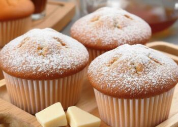 muffin al cioccolato bianco su tagliere di legno