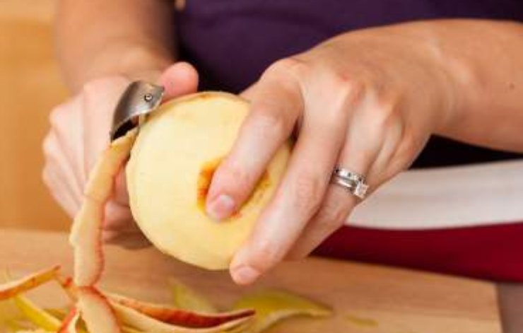 Sbucciate la mela, tagliatela a cubetti piccoli e tenetela da parte. Montate l’uovo con lo zucchero fino ad ottenere una crema chiara e spumosa, poi versate l’olio a filo ed amalgamatelo con calma. Aggiungete quindi il succo d’arancia e la buccia grattugiata della stessa, mescolate e mettete un attimo da parte.