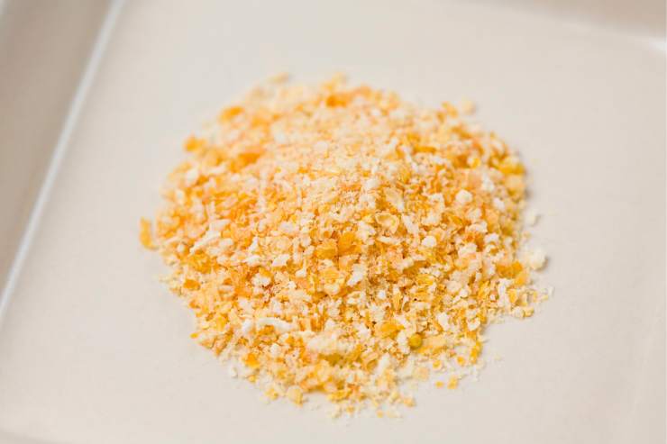 In una padella, prepara la mollica di pane fritta, facendola rosolare lentamente insieme ad un cucchiaio di colatura di alici. Mescola spesso per non farla bruciare e, quando sarà bella dorata, toglila dal fuoco e tienila da parte.