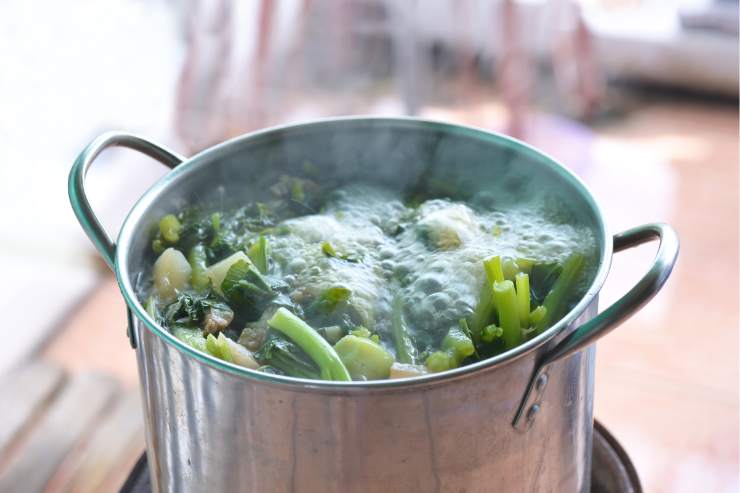 Metti a bollire una pentola d’acqua salata sul fuoco e, nel frattempo, pulisci le cime di rapa eliminando le foglie esterne e la parte dura del gambo. Seleziona solo le foglie interne e le cimette e falle bollire per circa 10 minuti.