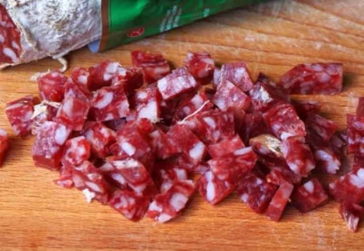 Impastate energicamente fino ad ottenere un composto morbido, liscio e ben amalgamato: incorporate salame, prosciutto, pancetta e scamorza che avrete precedentemente tagliato a cubetti. Continuate a lavorare l’impasto finché i salumi ed il formaggio saranno distribuiti in modo uniforme: non preoccupatevi se il risultato finale sarà appiccicoso e molto morbido, è la sua consistenza perfetta.