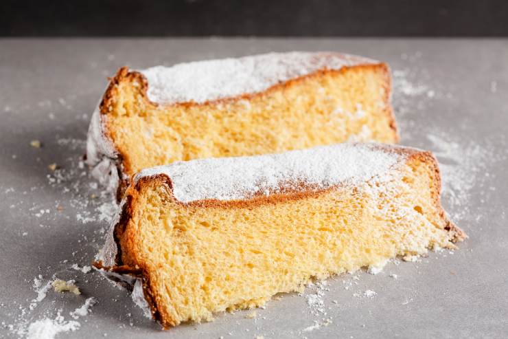 Travasa tutto in una pirofila e poi taglia il pandoro prima a fette e poi a cubetti piccoli. In alternativa, puoi sbriciolarlo direttamente con le mani. Adagialo, quindi, sulle mele e cuoci in forno preriscaldato a 180 gradi per 10 minuti, nella parte intermedia.
