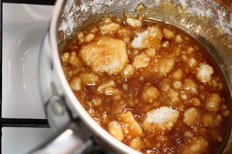 Versa in un pentolino zucchero e miele e mescola bene fino a farlo sciogliere. Trasferisci il composto in una scodella ed unisci il cedro e l’arancia canditi e le mandorle. Mescola il tutto ed incorpora la farina, mischiando con un cucchiaio. Aggiungi la cannella, i chiodi di garofano macinati finemente, il coriandolo e la noce moscata e mescola energicamente.