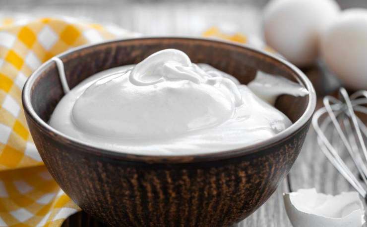 Fatto ciò preparate “sa cappa” ovvero la glassa di copertura: montate l’albume a neve, poi incorporate poco alla volta lo zucchero a velo e qualche goccia di succo di limone fino ad ottenere una glassa liscia e densa. Spennellate o ricoprite i papassini ancora tiepidi, guarniteli con zuccherini e confettini se vi piace e lasciate asciugare completamente per almeno 1 ora. E’ finalmente giunto il momento di gustarli!