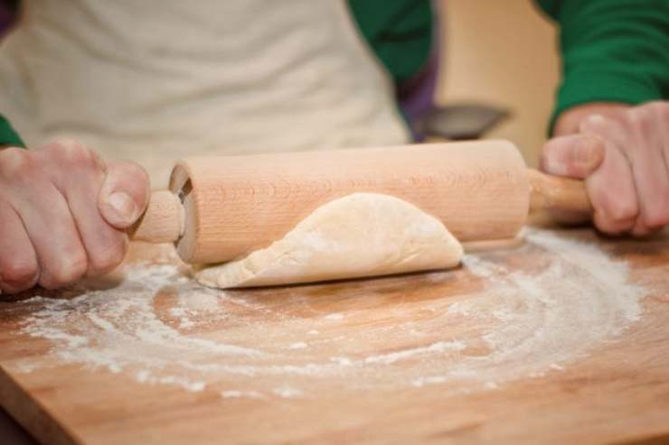 Versate l’uovo intero ed impastate: se il composto risulta troppo asciutto, aggiungete un cucchiaio di latte. Se invece troppo molle, aggiungete un cucchiaio raso di farina fino ad ottenere la consistenza giusta. L’impasto deve essere morbido, ma non appiccicoso.Stendete l’impasto ad uno spessore di circa 1,5 centimetri, poi tagliate dei rombi regolari con un coltello e disponeteli su una teglia rivestita di carta forno. Infornate a 180 gradi e cuocete per 15/18 minuti: non devono scurirsi troppo: ma rimanere chiari.