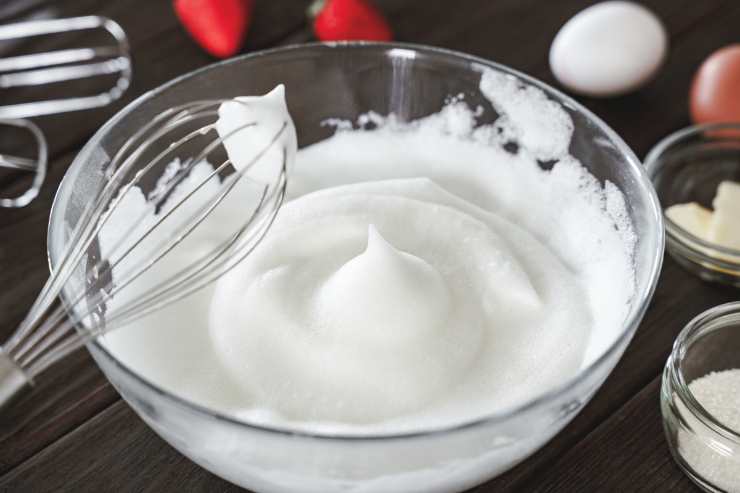 A parte, monta gli albumi a neve con un pizzico di sale ed incorporali al composto precedente, mescolando con delicatezza con una spatola in silicone, compiendo dei movimenti dall’alto verso basso.