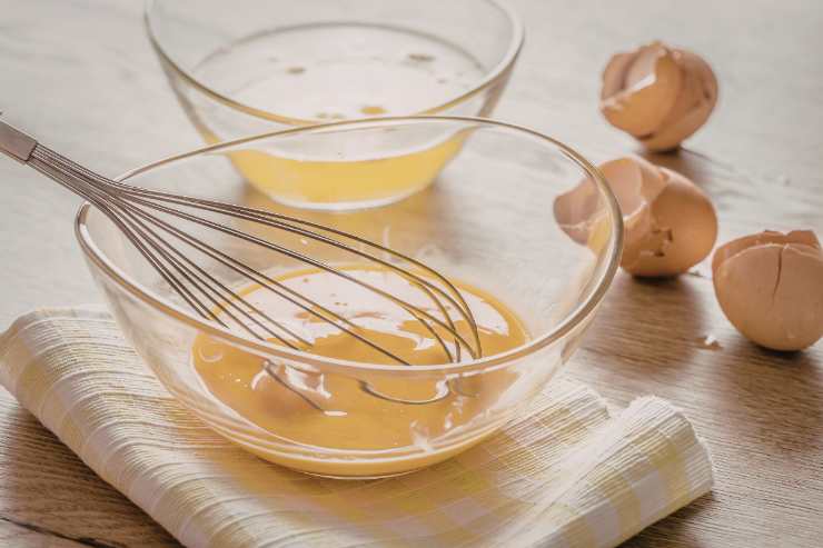 Apri le uova e separa i tuorli dagli albumi, mettendoli in due scodelle diverse. Monta i tuorli con lo zucchero fino ad ottenere un composto chiaro e spumoso ed aggiungi la scorza grattugiata d’arancia, 60 millilitri di olio e il liquore. Unisci, quindi, la farina di mandorle (o le mandorle tritate finemente) ed il semolino.