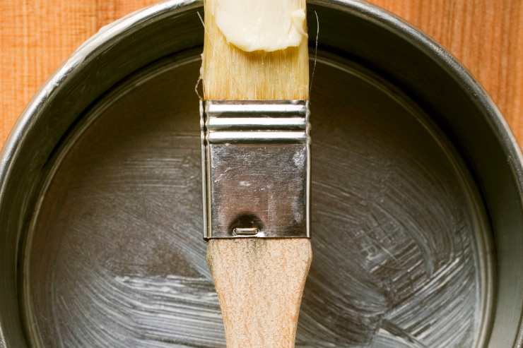 Ungi ed infarina lo stampo per parrozzo e versaci dentro il composto ottenuto. Cuoci in forno preriscaldato statico a 170 gradi per 45 minuti e poi verifica la cottura con uno stuzzicadenti. Infilalo al centro e se esce asciutto, allora vuol dire che il dolce è pronto. Tiralo dunque fuori, lascialo intiepidire 10 minuti e capovolgilo delicatamente su una gratella.