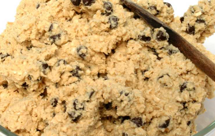 Procediamo unendo l’acqua a filo a temperatura e lavoriamo fino a quando non avremo ottenuto un panetto appiccicoso ma compatto. Riversiamo all’interno le gocce di cioccolato fondente e impastiamo ancora per distribuirle in modo omogeneo;