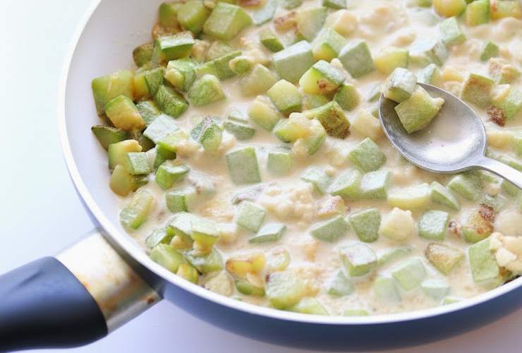 Una volta a bollore saliamo e immergiamo la pasta. Intanto le zucchine saranno dorate e noi andremo ad unire la Philadelphia stemperata con una forchetta. Mescoleremo lasciando che il calore della padella e delle zucchine la renda più cremosa. Controlleremo e aggiusteremo il sale e insaporiremo con un pizzico di pepe e le spezie che preferiamo;
