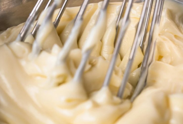 Facciamo riposare il panetto in frigo nella pellicola per alimenti una ventina di minuti. Intanto dedichiamoci al ripieno: riversiamo la ricotta sgocciolata in una ciotola e uniamo 2 uova;