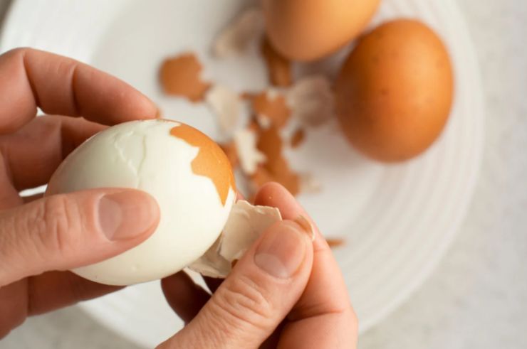 Appena si saranno raffreddate del tutto sbucciamole, cercando di non romperle;