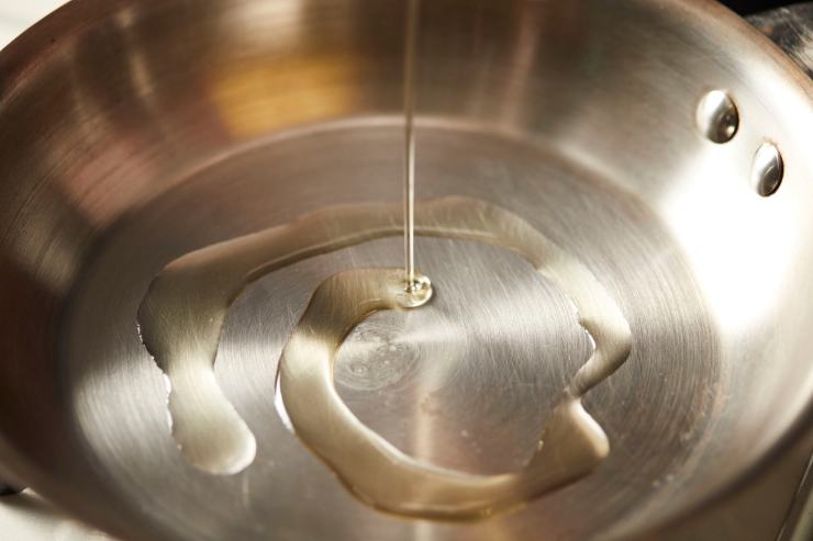 Metti a scaldare una padella con un giro d’olio extravergine d’oliva ed aggiungi i filetti di acciuga sminuzzati e la cipolla sbucciata e tritata. Mescola a fuoco basso, in modo da far sciogliere le acciughe, ed unisci lo zafferano, il concentrato di pomodoro e i pinoli. Successivamente, aggiungi l’uvetta strizzata e il cavolfiore e mescola bene. Allunga con un mestolo di acqua di cottura, regola di sale e di pepe e cuoci per circa 20 minuti a fuoco medio-basso, mescolando di tanto in tanto senza rompere le cimette.