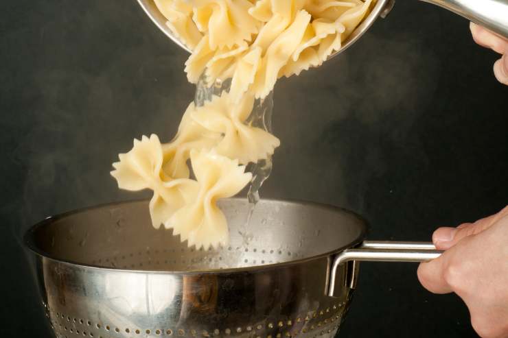 Nella stessa pentola in cui hai sbollentato il cavolfiore, cuoci la pasta per metà del tempo di cottura indicato sulla confezione. Scolala e mettila in una pirofila con un filo d’olio extravergine d’oliva e qualche fiocchetto di burro. Aggiungi il composto di cavolfiore e fontina ed un po’ di besciamella e dai una mescolata