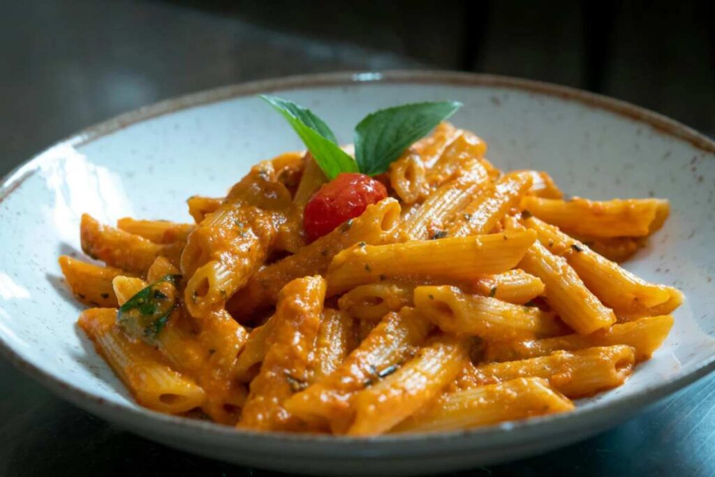 piatto di pasta cremoso con pomodoro e panna