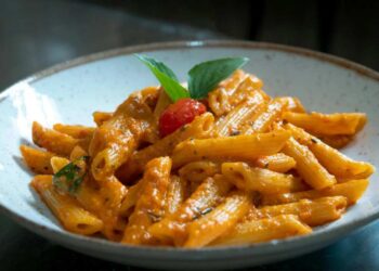 piatto di pasta cremoso con pomodoro e panna