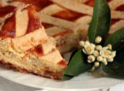 pastiera tagliata a fette in un piatto