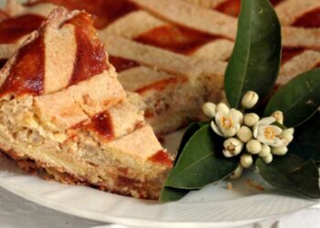 pastiera tagliata a fette in un piatto