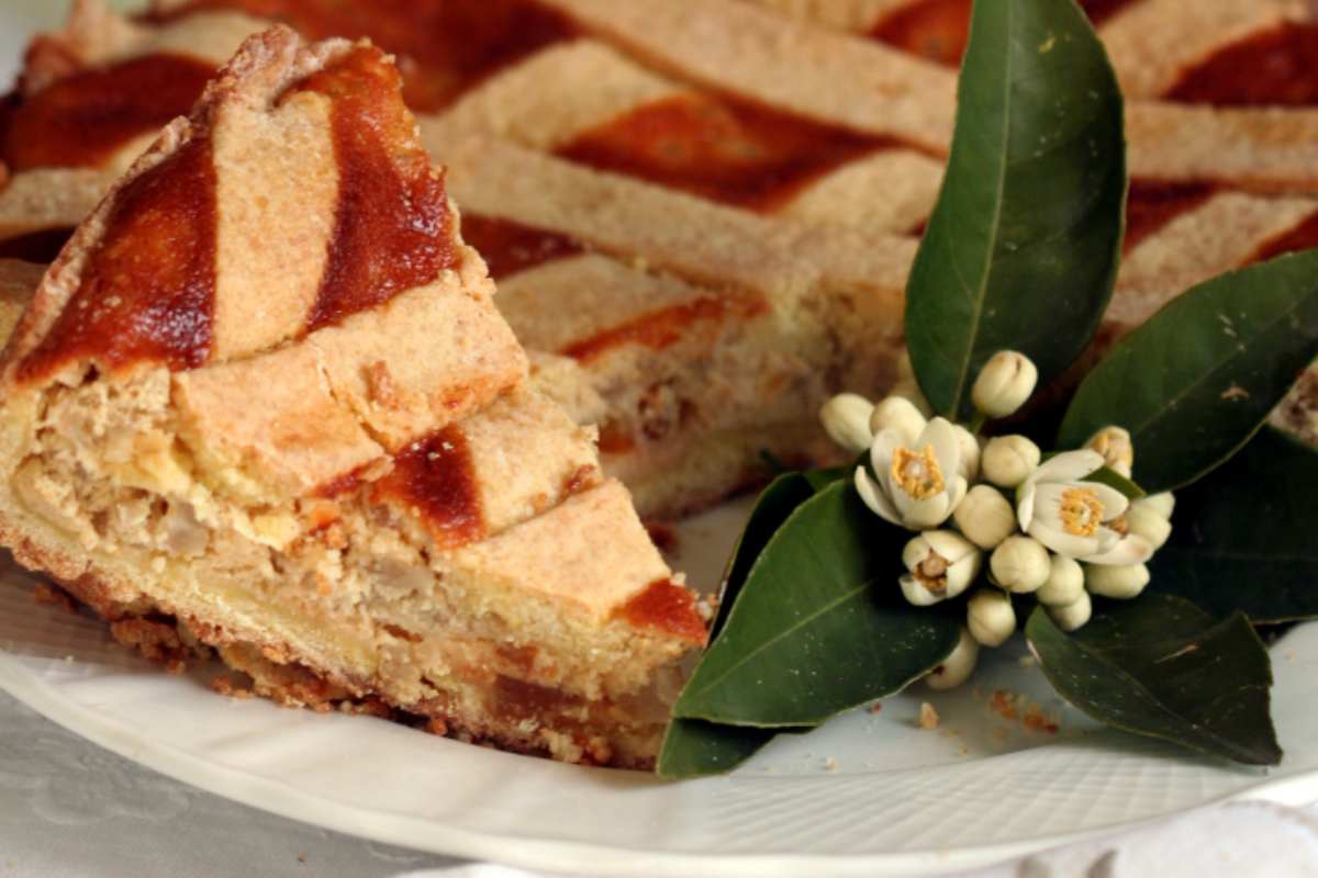 pastiera tagliata a fette in un piatto