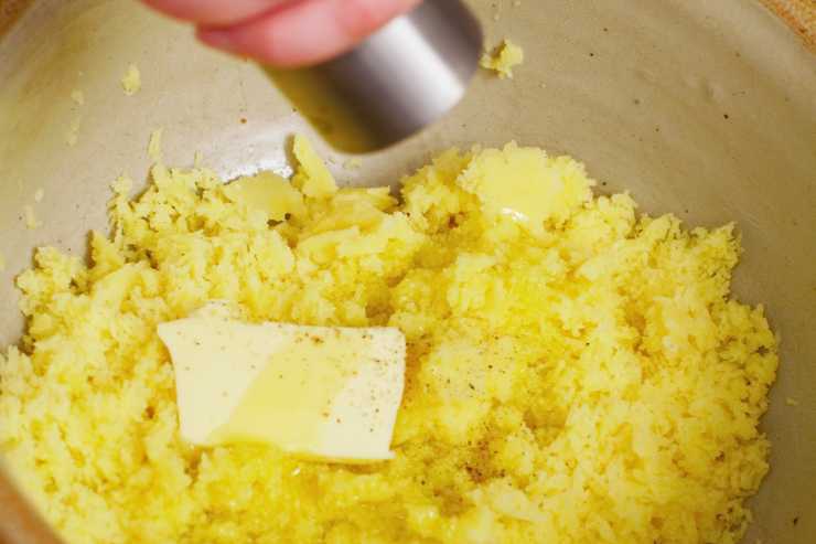 Raccogli le patate in una scodella ed aggiungi i tuorli, il burro morbido ed il parmigiano grattugiato. Regola di sale e di pepe e mescolale di nuovo con una frusta a mano. Una volta ottenuto un composto liscio ed omogeneo, travasalo in una sac à poche con bocchetta a stella.