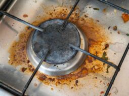 piano cottura sporco di olio incrostato