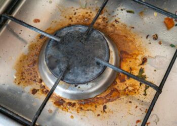 piano cottura sporco di olio incrostato