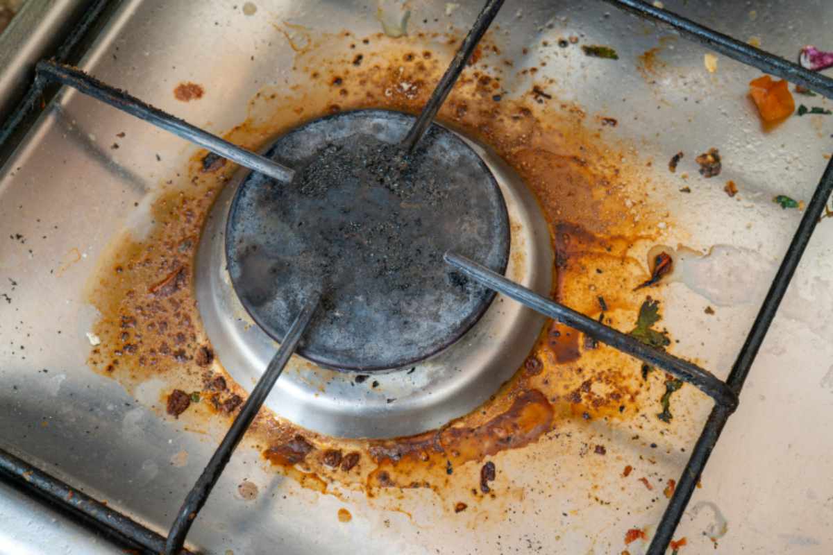 piano cottura sporco di olio incrostato