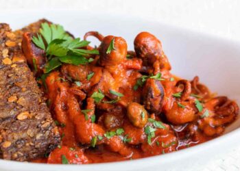 polpo al sugo con pane