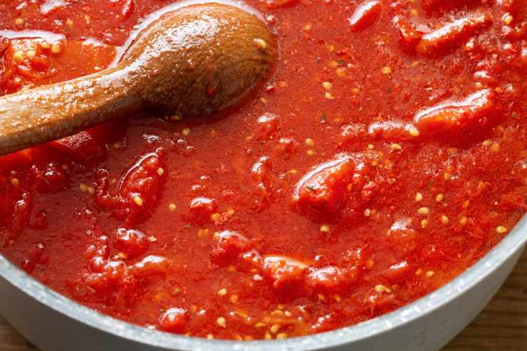 Scalda una casseruola con dentro un giro d’olio extravergine d’oliva e qualche spicchio d’aglio. Dopodiché, aggiungi i pomodori interi precedentemente lavati e la passata. Unisci le olive e i capperi dissalati e infine immergi il polpo già eviscerato. Copri con il coperchio e cuoci per circa 40 minuti a fiamma dolce.
